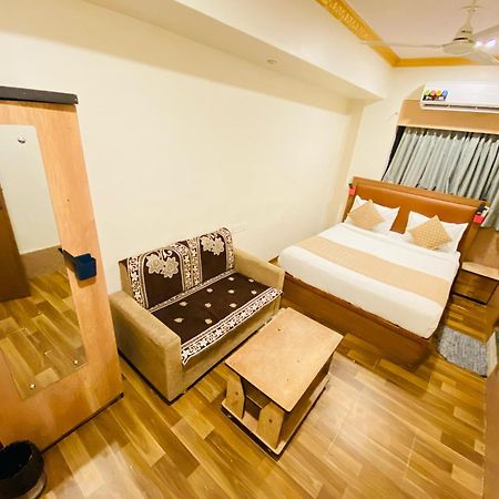 Hotel Abc Satellite Prahlad Nagar Ahmedabad Exteriör bild