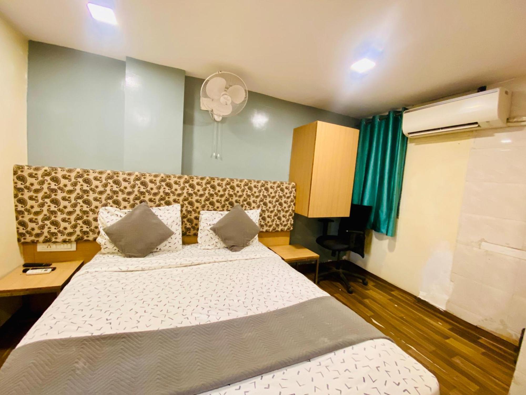 Hotel Abc Satellite Prahlad Nagar Ahmedabad Exteriör bild