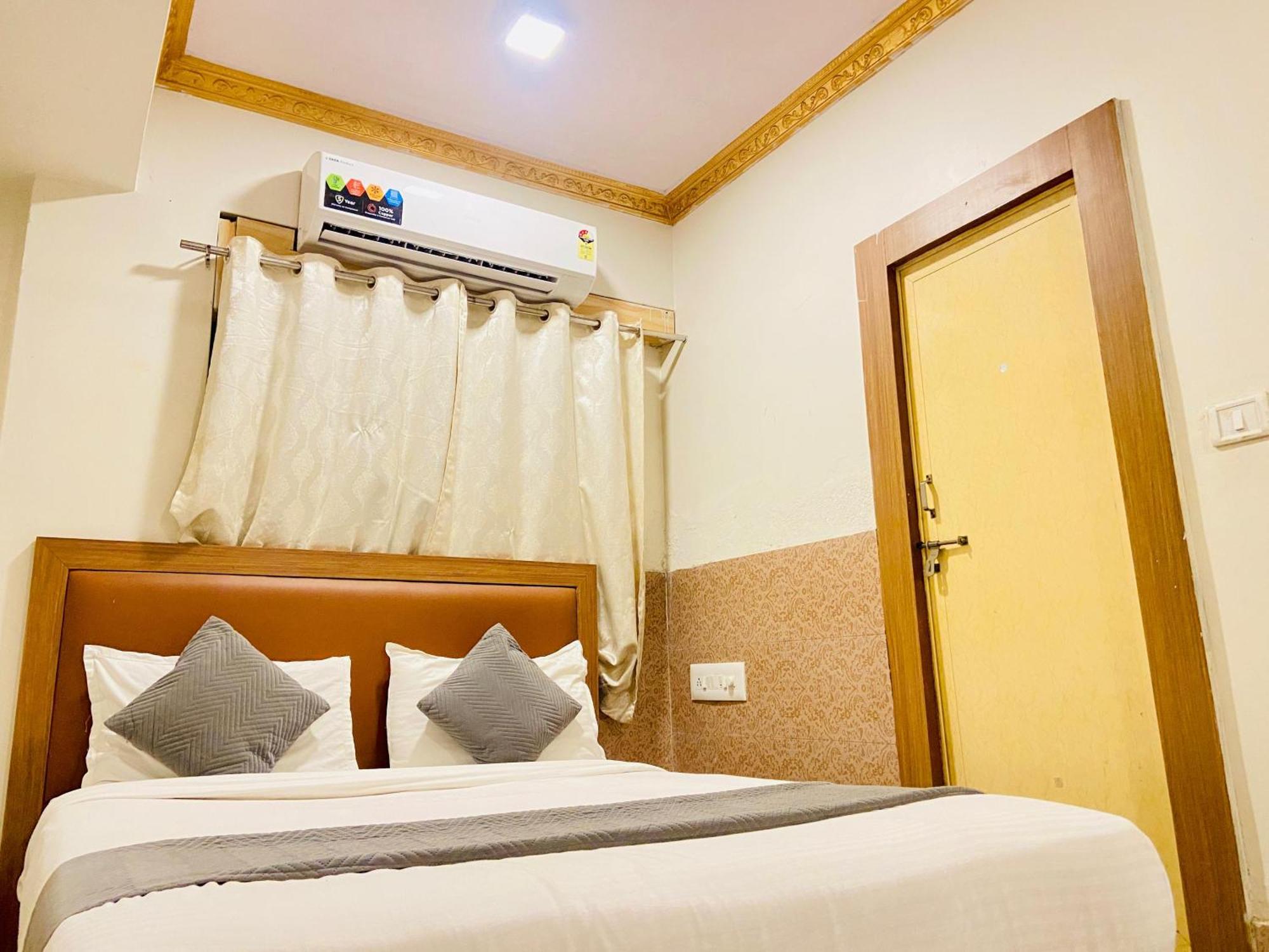 Hotel Abc Satellite Prahlad Nagar Ahmedabad Exteriör bild