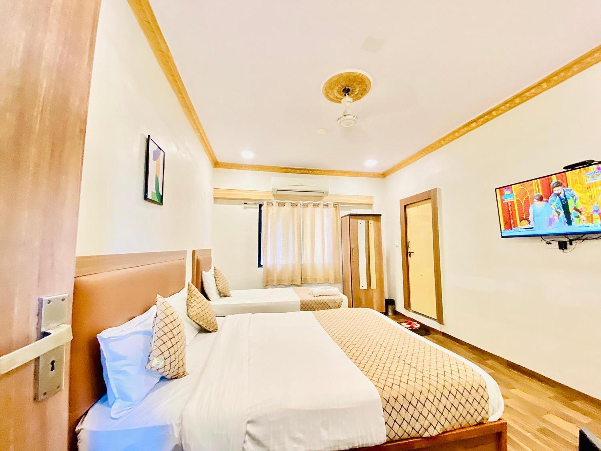 Hotel Abc Satellite Prahlad Nagar Ahmedabad Exteriör bild