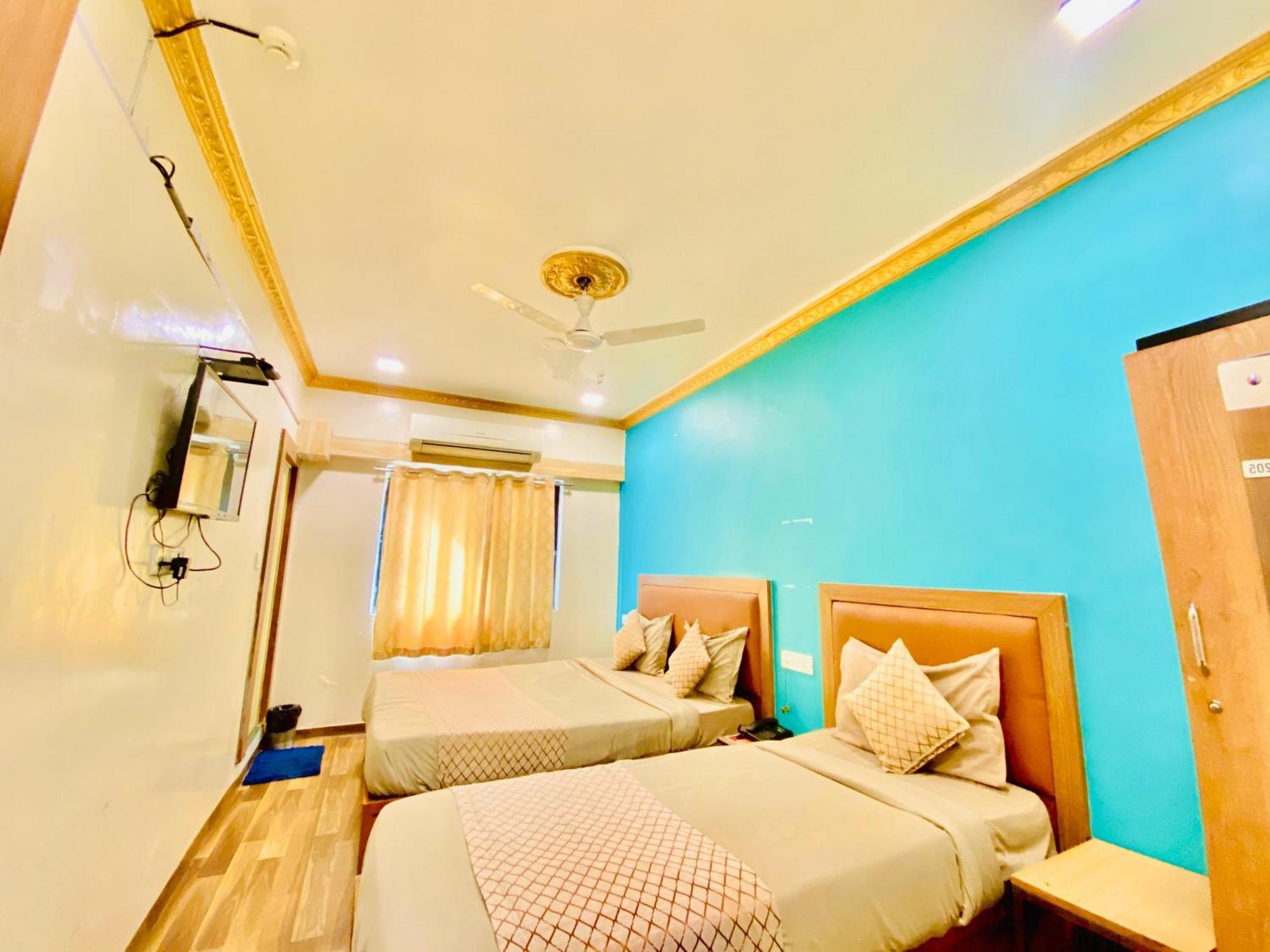 Hotel Abc Satellite Prahlad Nagar Ahmedabad Exteriör bild