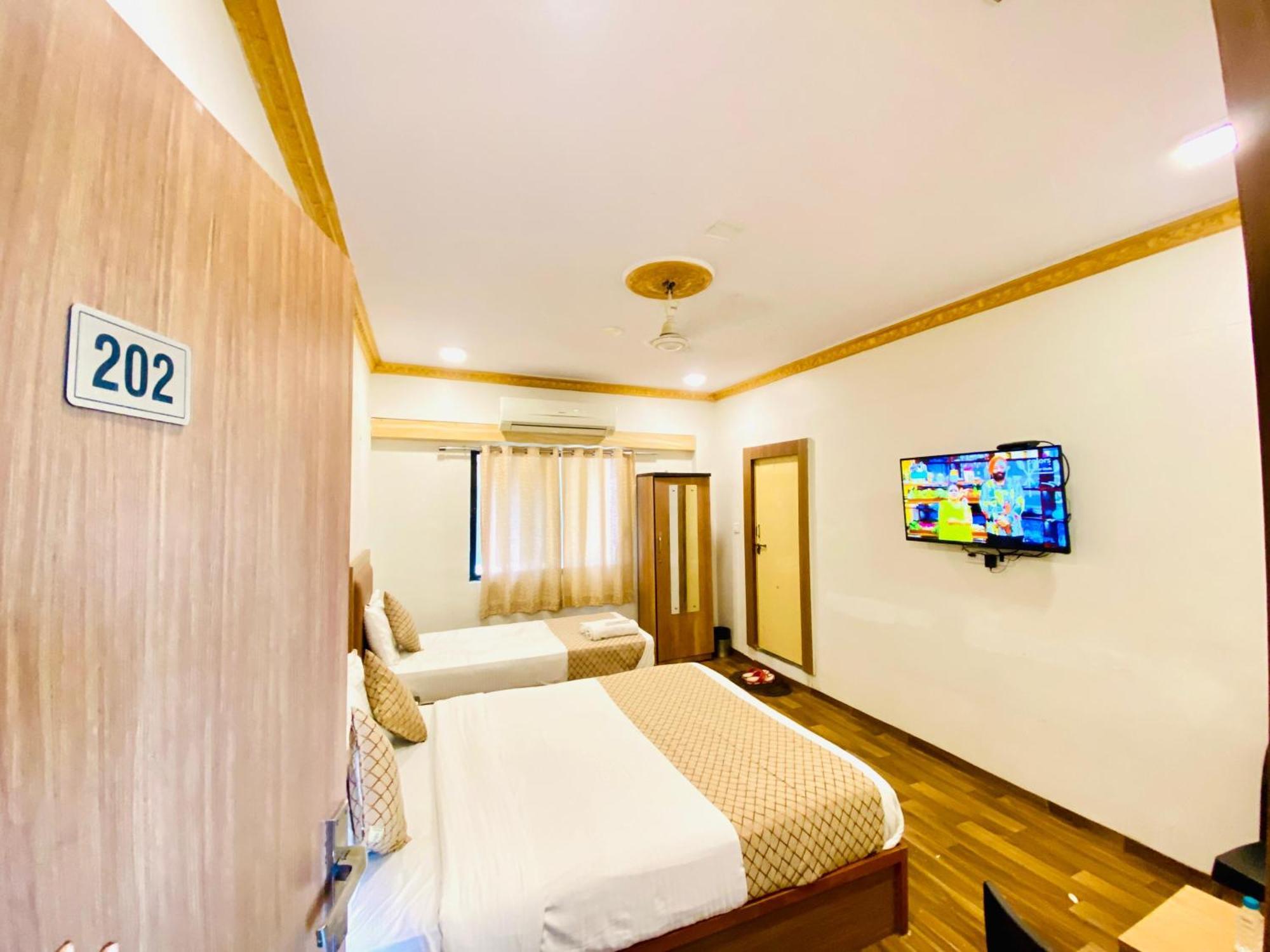 Hotel Abc Satellite Prahlad Nagar Ahmedabad Exteriör bild