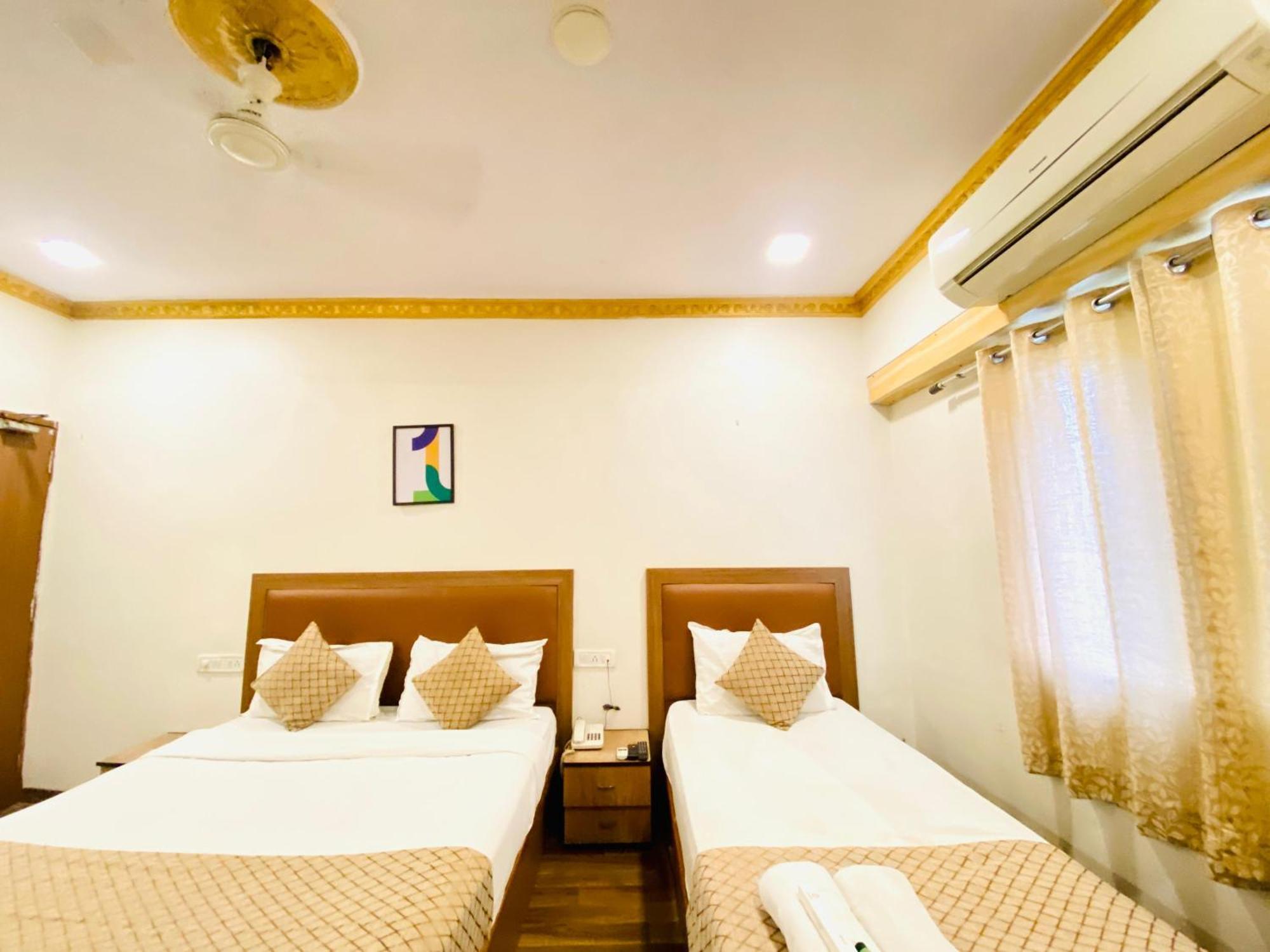 Hotel Abc Satellite Prahlad Nagar Ahmedabad Exteriör bild