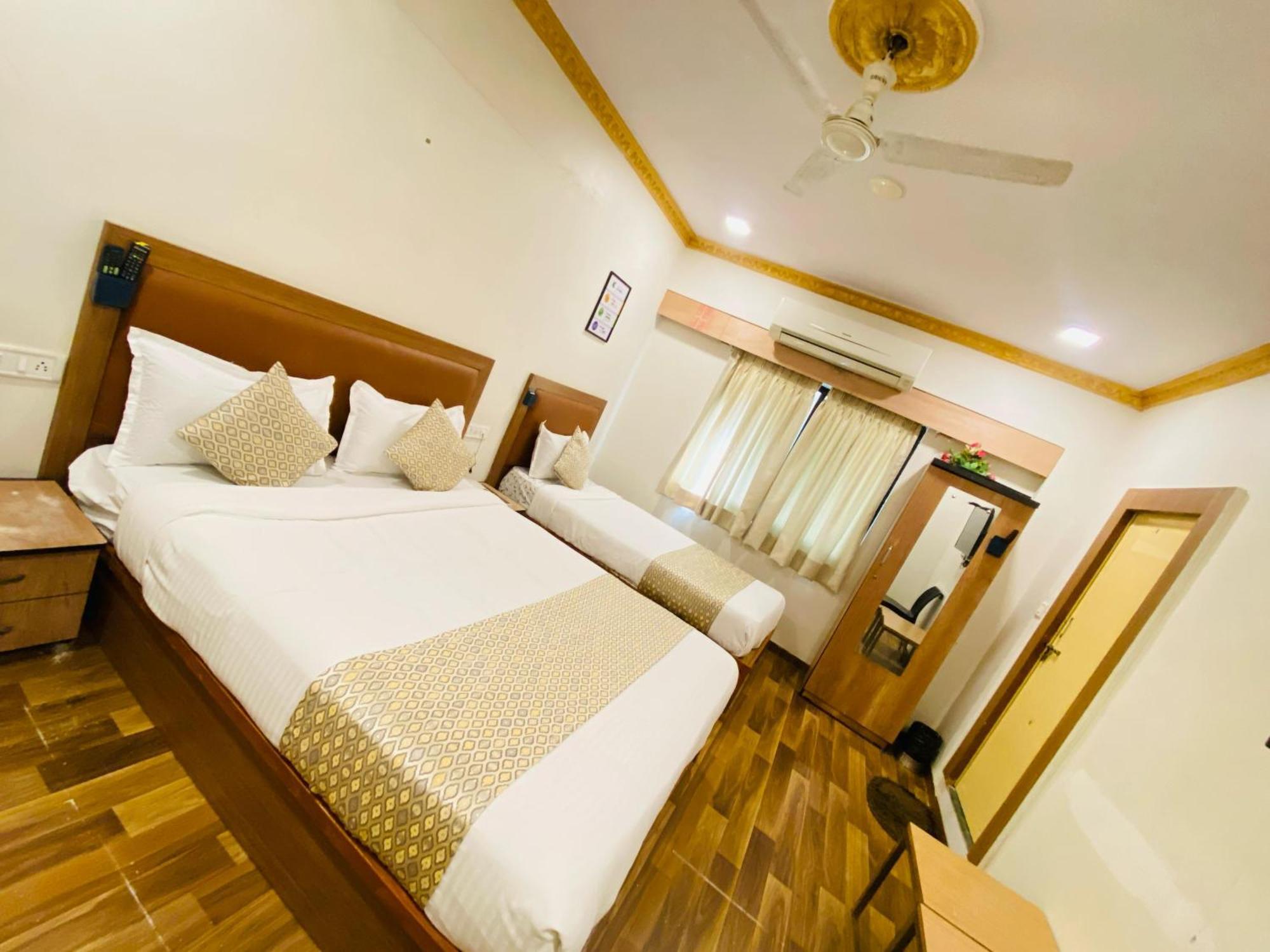 Hotel Abc Satellite Prahlad Nagar Ahmedabad Exteriör bild