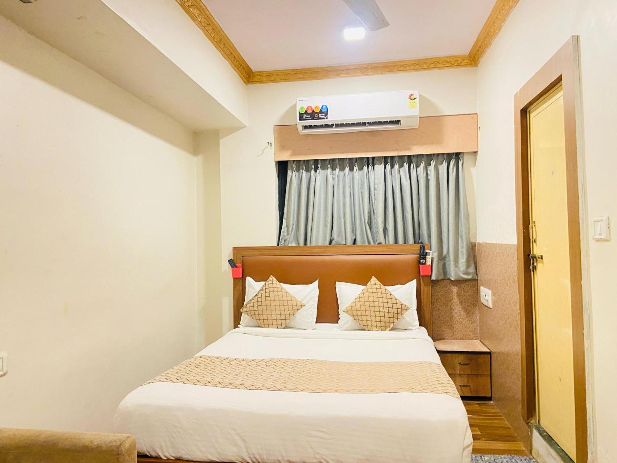 Hotel Abc Satellite Prahlad Nagar Ahmedabad Exteriör bild