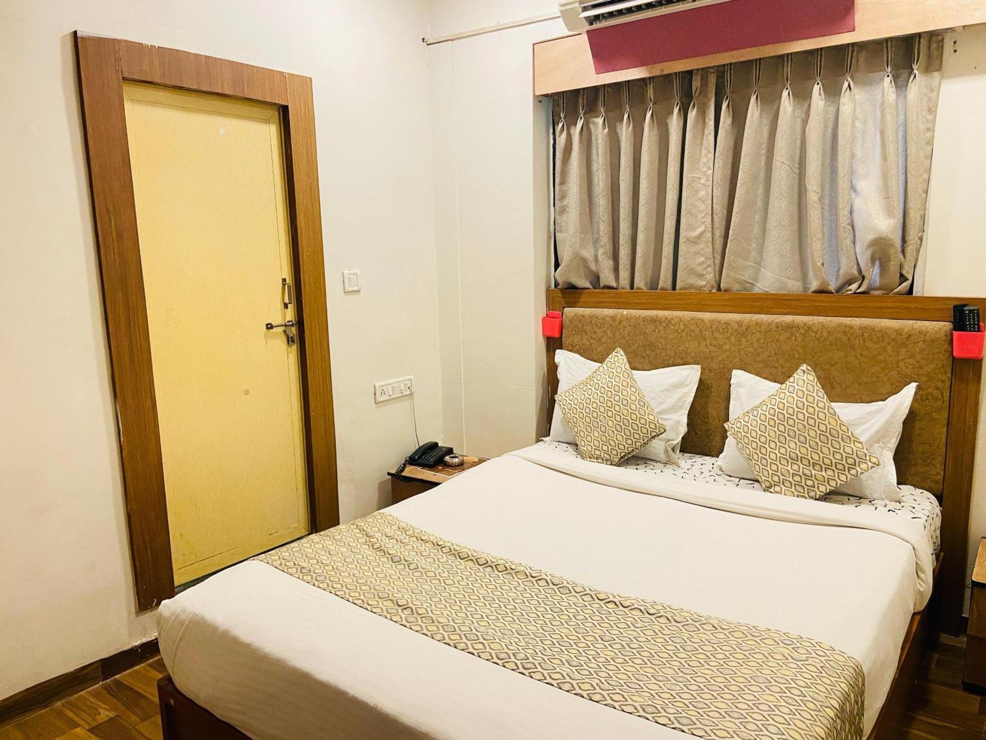 Hotel Abc Satellite Prahlad Nagar Ahmedabad Exteriör bild
