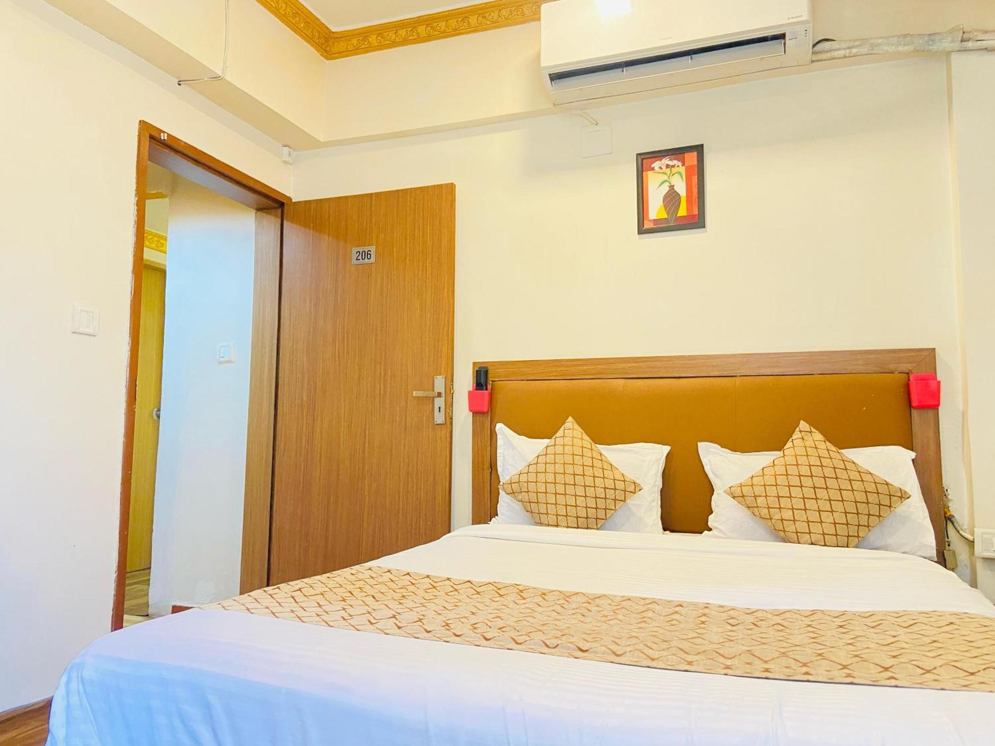 Hotel Abc Satellite Prahlad Nagar Ahmedabad Exteriör bild