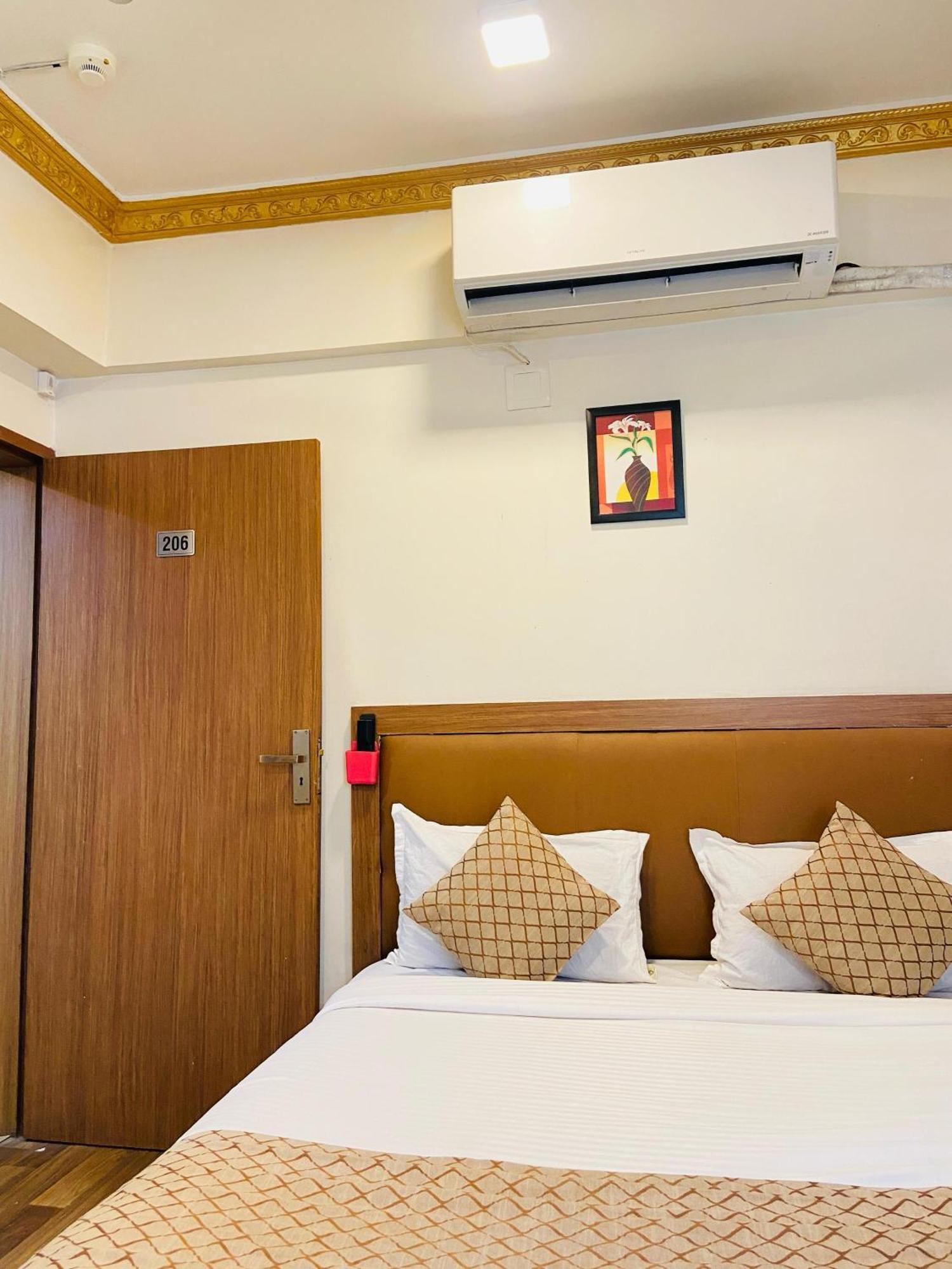 Hotel Abc Satellite Prahlad Nagar Ahmedabad Exteriör bild